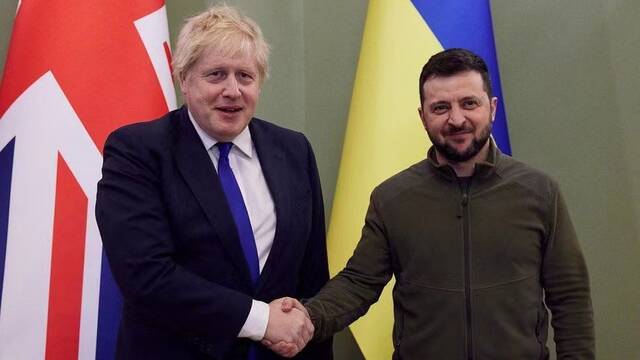 英国首相约翰逊与乌克兰总统泽连斯基会面，BBC报道配图