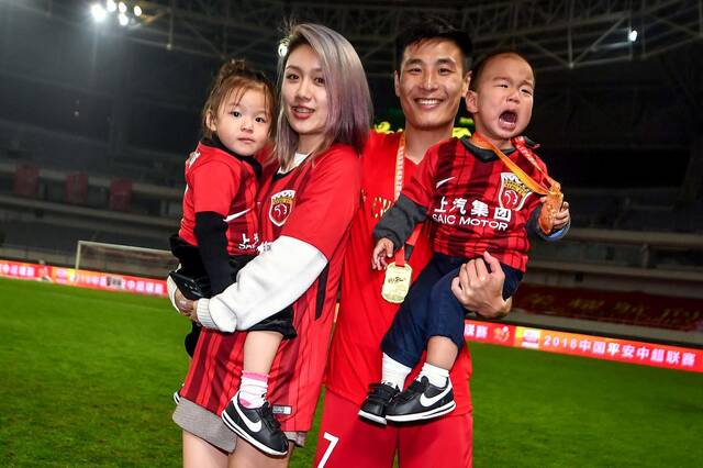 2018年11月7日，上海，2018中超联赛冠军颁奖典礼，武磊与妻子孩子合影图据 IC photo