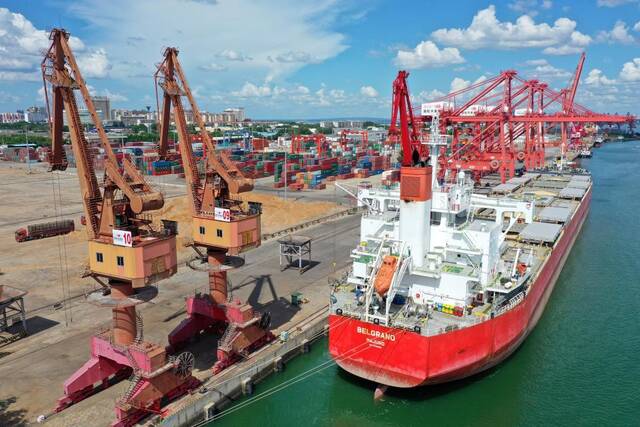 7月22日，满载巴西大豆的“贝尔格拉诺”号轮停靠在洋浦港准备卸货。新华社记者郭程摄