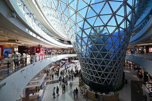 游客在三亚国际免税城购物。新华社记者郭程摄