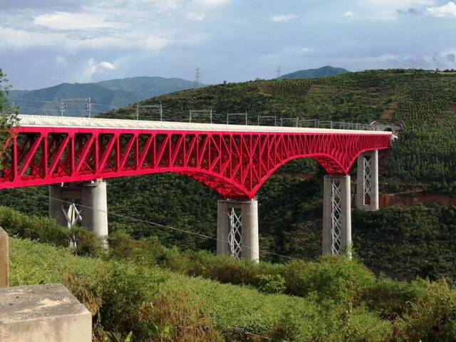 中老铁路元江双线特大桥位于云南省元江哈尼族彝族傣族自治县境内，大桥全长832.2米。新华网记者侯强摄