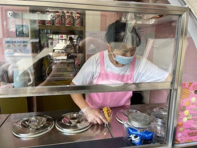 记者亲测：街边店自制茅台冰淇淋80元一个，大家为什么都盯上冰淇淋赛道？