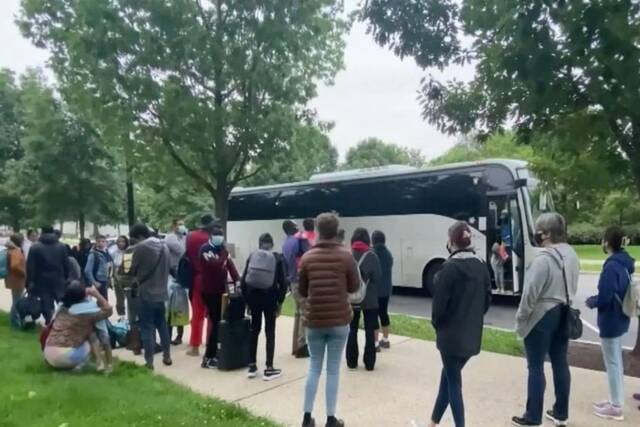 自4月以来，有超过4000名移民乘坐近20辆大巴抵达华盛顿图源：美媒