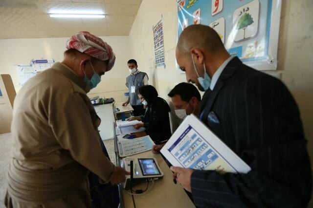 当地时间2021年10月10日，伊拉克国民议会选举举行，民众参加投票。图/IC photo
