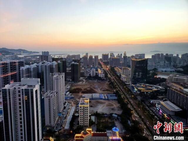 资料图：城市一景。王晓斌摄