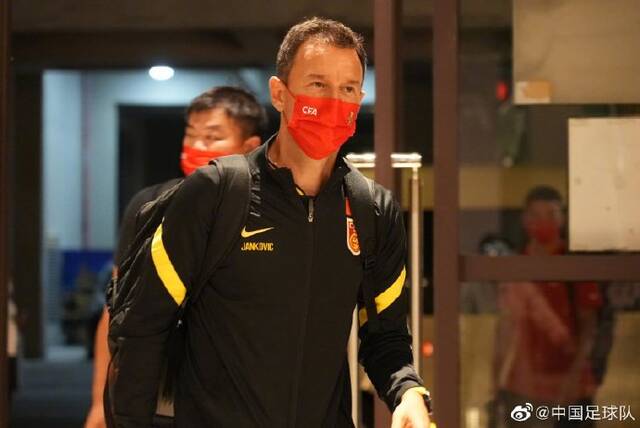 球队主帅扬科维奇。图片来源：中国足球队官方微博