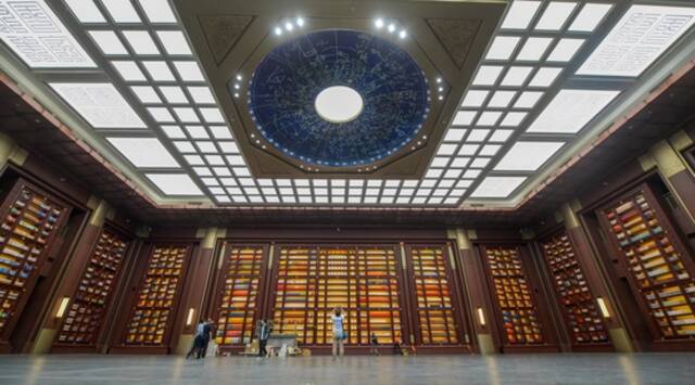 走进位于国家版本馆主建筑文华堂的国家书房，抬头就能看到宋代石刻天文图的星空穹顶。国家书房内陈列着具有传世价值的上万册中外经典出版物版本。