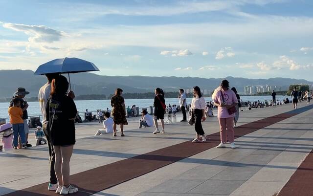 实探今夏旅游业“顶流”：半个中国的人都在这里！景区“人从众”，民宿满房，旅游大巴倾巢出动