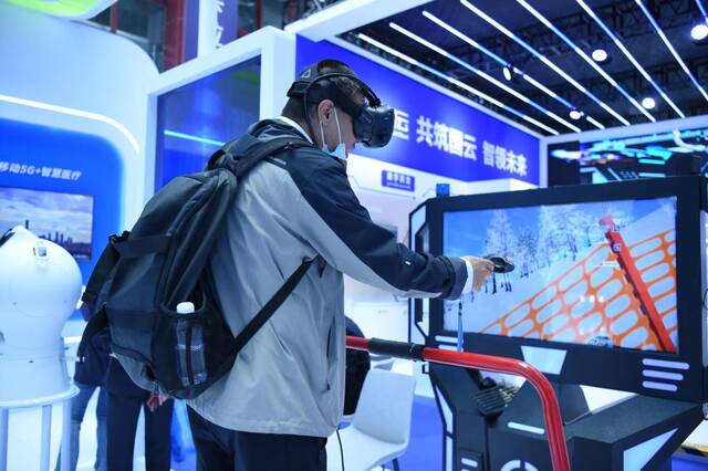 参观者在会场体验VR游戏。新华社记者田金文摄