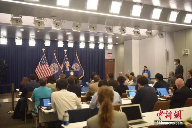 美联储主席鲍威尔在货币政策例会后举行记者会。中新社记者沙晗汀摄