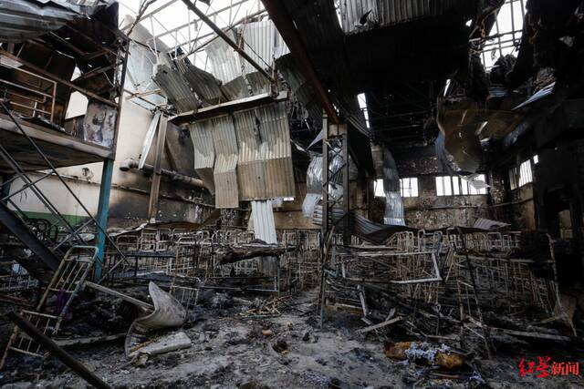 ▲现场照片显示，这座拘留中心几乎被炸成废墟