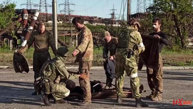 ▲5月中旬，亚速钢铁厂内乌军士兵缴械投降