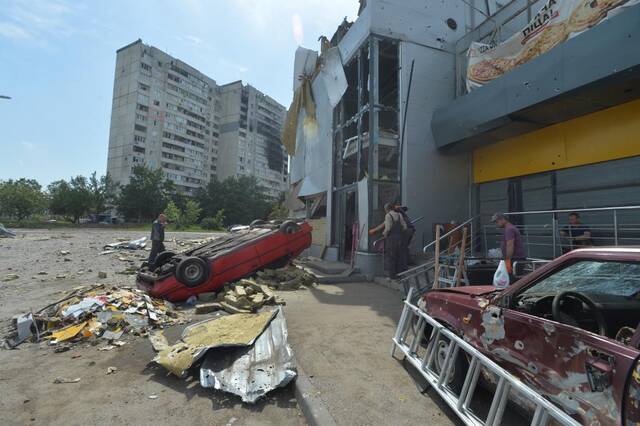 这是6月1日在乌克兰哈尔科夫市东部北萨尔托夫卡拍摄的受损建筑和车辆。新华社发（彼得·德鲁克摄）