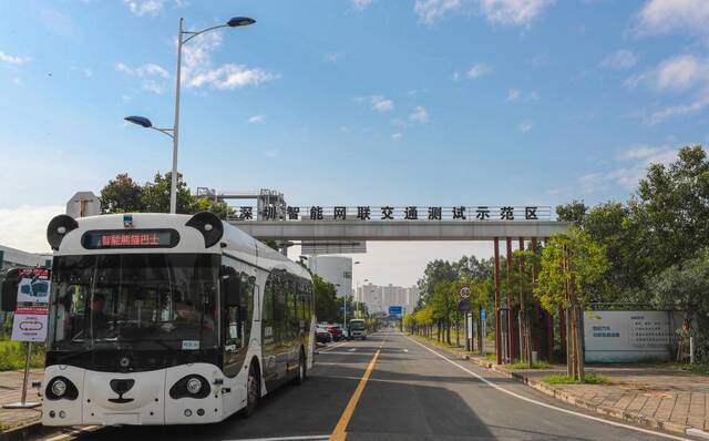 “熊猫巴士”在深圳智能网联交通测试示范区行驶。（深圳市坪山区委宣传部供图）