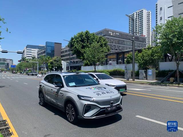 8月1日，没有驾驶人的完全自动驾驶汽车在深圳市福田区规定路段开展道路测试。翟涵树摄