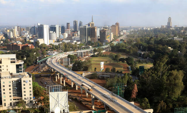 ↑这是2021年10月29日拍摄的建设中的肯尼亚内罗毕快速路的资料照片。新华社记者董江辉摄