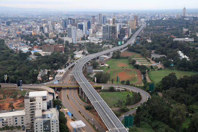 ↑这是2022年5月8日拍摄的肯尼亚内罗毕快速路的资料照片。新华社记者董江辉摄