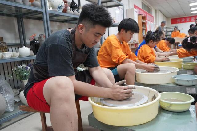学生在曲阳县定瓷职业培训学校学习定瓷制作技艺。