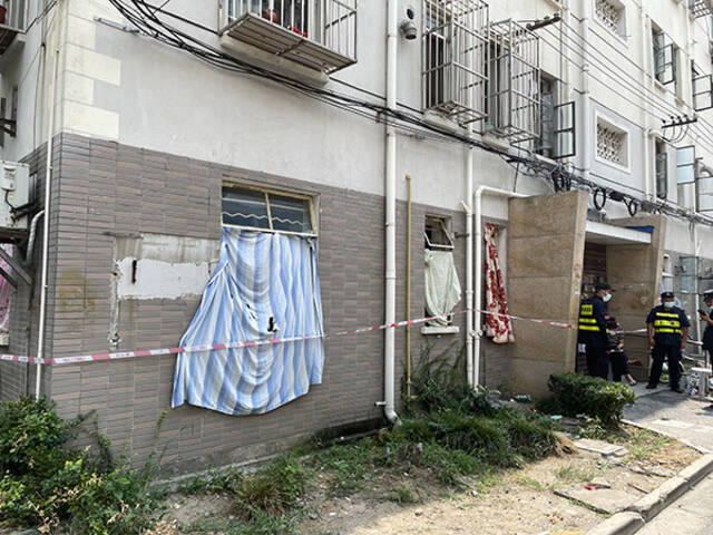 发生爆炸的一楼，住户已用床单将窗户遮住。