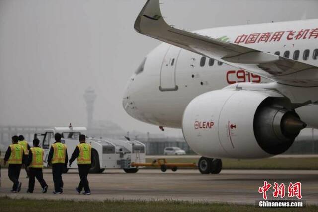 2017年5月5日，中国国产大型客机C919将在上海浦东国际机场首飞。图为C919静待首飞。杨骏摄