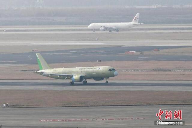 2019年12月27日，中国商飞C919大型客机106架机(前)从浦东机场第四跑道起飞。中新社记者殷立勤摄