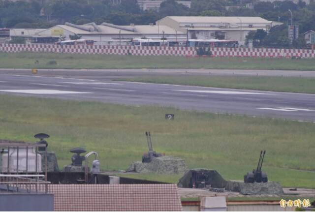 台空军防空连掀开迷彩炮衣，露出“35快炮”，搭配“天兵”雷达射控导引执行防卫任务。图自台湾《自由时报》