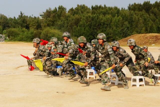 福建省军区在闽南某海域组织防空实弹射击