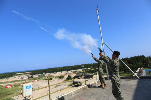 福建省军区在闽南某海域组织防空实弹射击