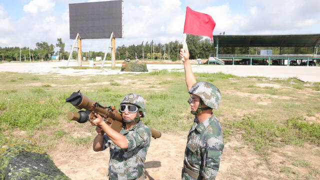 福建省军区在闽南某海域组织防空实弹射击