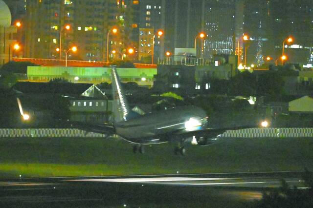 美国众议院议长佩洛西的专机2日晚抵达台北，开始窜访台湾。