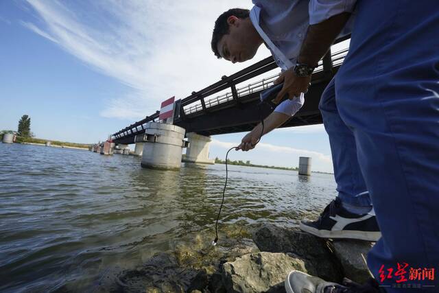 波河整治联盟副主任劳伦蒂在检查波河的盐度