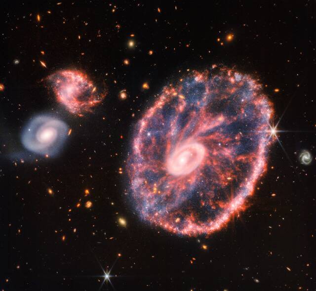 詹姆斯-韦伯太空望远镜拍摄车轮星系的惊人细节