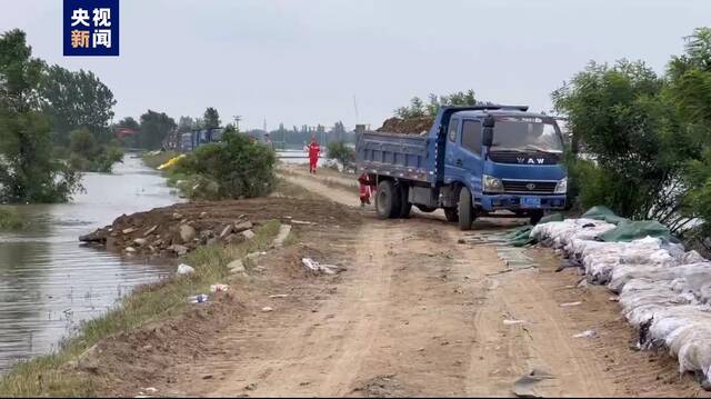 辽宁盘锦：溃口仍未封堵 道路铺筑工作持续进行