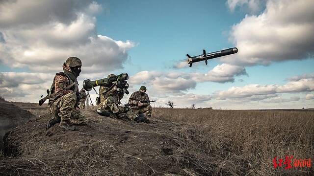 ▲2021年12月23日，乌军士兵在演习中使用美国标枪导弹