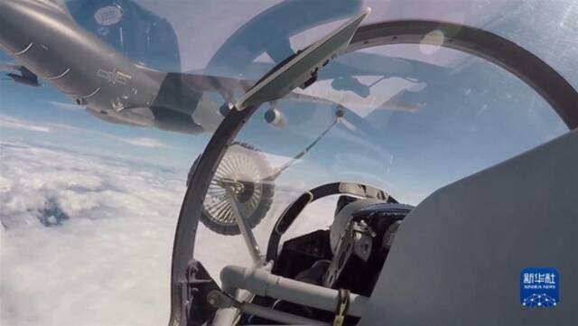 8月4日，东部战区空军航空兵某旅同时出动多架战机，飞赴台岛周边海域执行任务，进一步检验部队实战能力。这是战机进行空中加油（视频截图）。新华社发