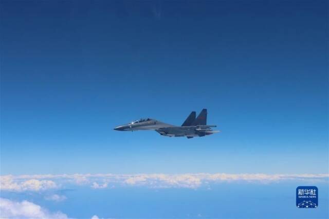 8月4日，东部战区空军航空兵某旅同时出动多架战机，飞赴台岛周边海域执行任务，进一步检验部队实战能力。这是战机警戒巡航。新华社发（华军效摄）