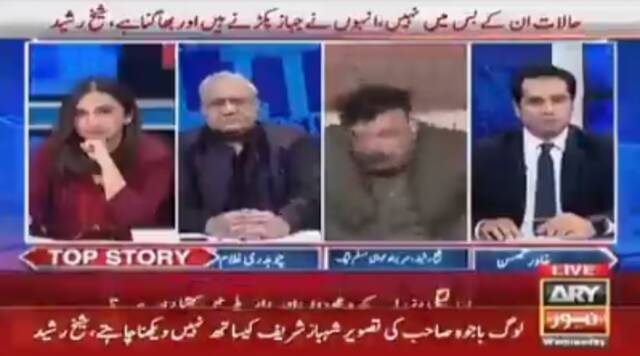 4日，巴基斯坦前内政部长谢赫·拉希德·艾哈迈德（左三）在电视直播中“吐口水”视频截图