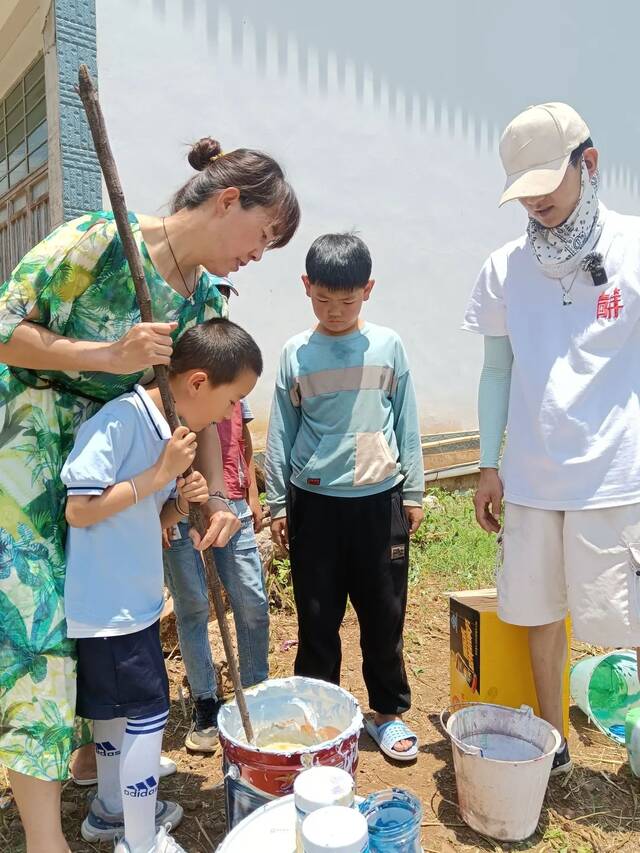 3000多万人看他捣鼓“废墙”，这“95后”把一个村子带火了