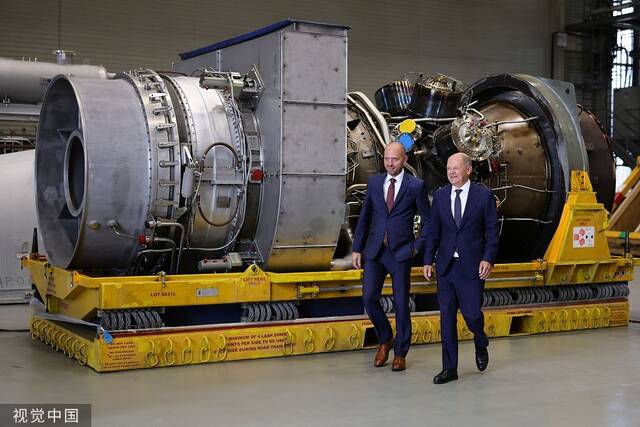 德国总理朔尔茨3日在鲁尔河畔米尔海姆查看了存放在那里的“北溪-1”天然气管道涡轮机。图源：视觉中国