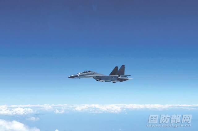 8月4日，东部战区空军航空兵某旅出动战机飞赴台岛周边海域执行任务。华军效摄