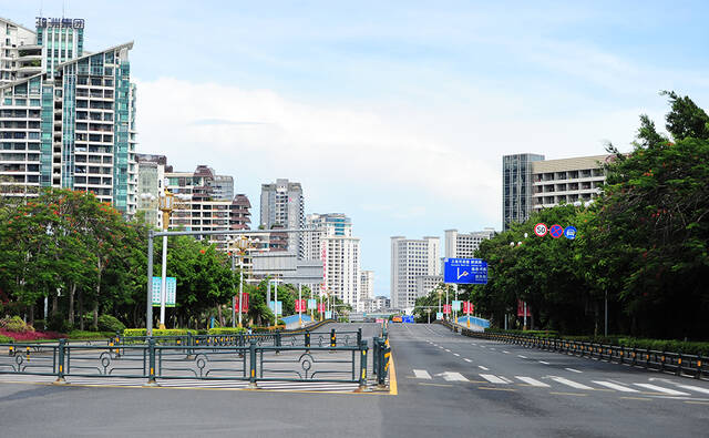 8月6日，海南三亚，原本车水马龙的街道，如今变得格外空旷。人民视觉图