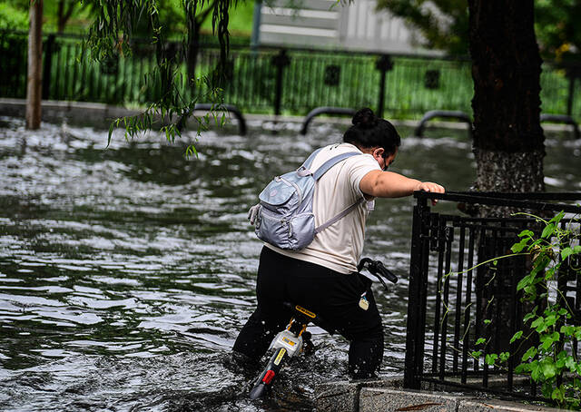 2022年7月29日，沈阳遭遇强降雨天气，道路积水。视觉中国图