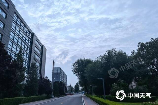 北京今日持续“桑拿天”高温黄色预警仍在生效 局地或有暴雨