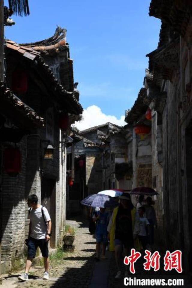 游客穿梭于和平古镇巷道。王东明摄