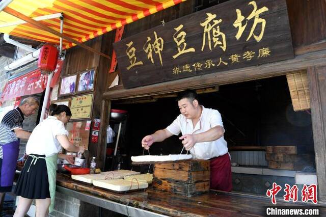 师傅正在制作古镇的特色食品——游浆豆腐。王东明摄