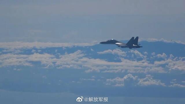 看！解放军海军贴近台湾海岸线