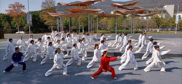高申生（红衣）带领健身爱好者练习太极拳。受访者供图