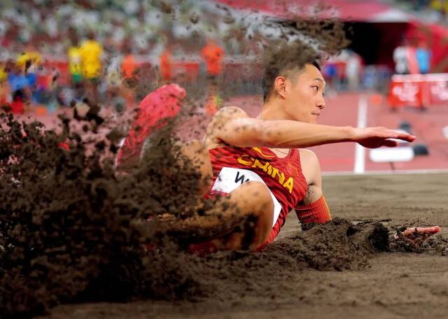 2021年7月31日，东京奥运会男子跳远资格赛赛场上，王嘉男无缘晋级决赛。图/新华