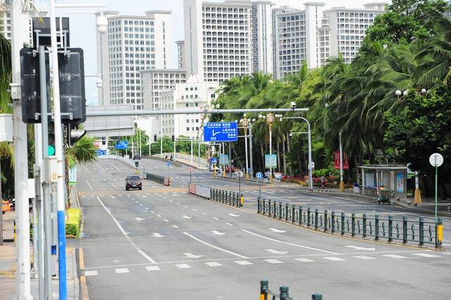 8月6日，海南三亚，原本车水马龙的街道，如今变得格外空旷图据视觉中国