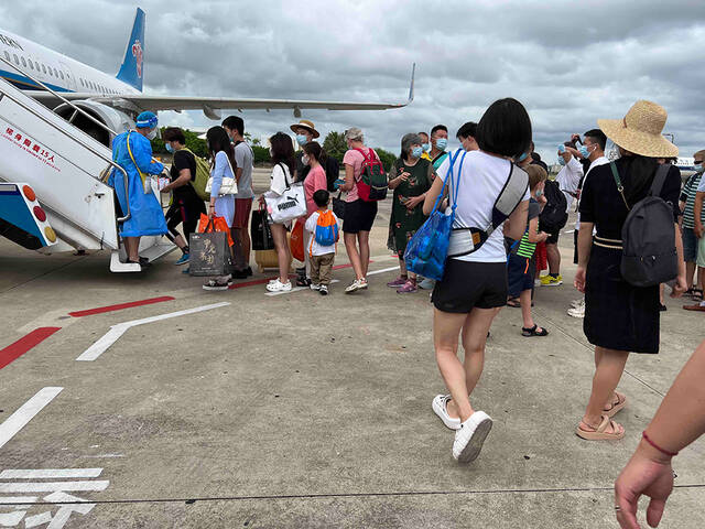 8月5日下午，黄女士一家人登上了三亚飞往上海虹桥机场的航班。受访者供图